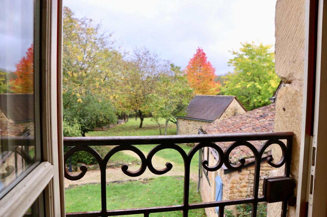 Вилла Les Perroutis Saint-Alvere Экстерьер фото