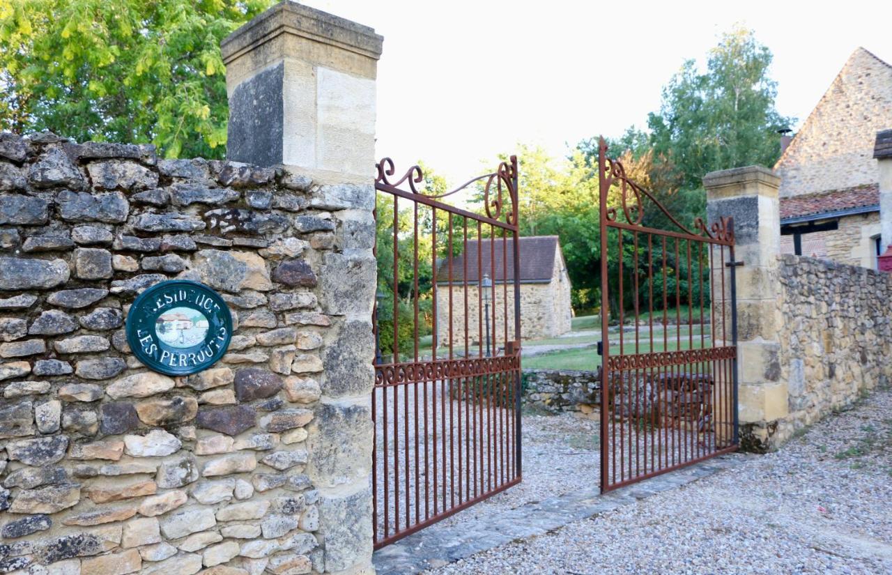 Вилла Les Perroutis Saint-Alvere Экстерьер фото