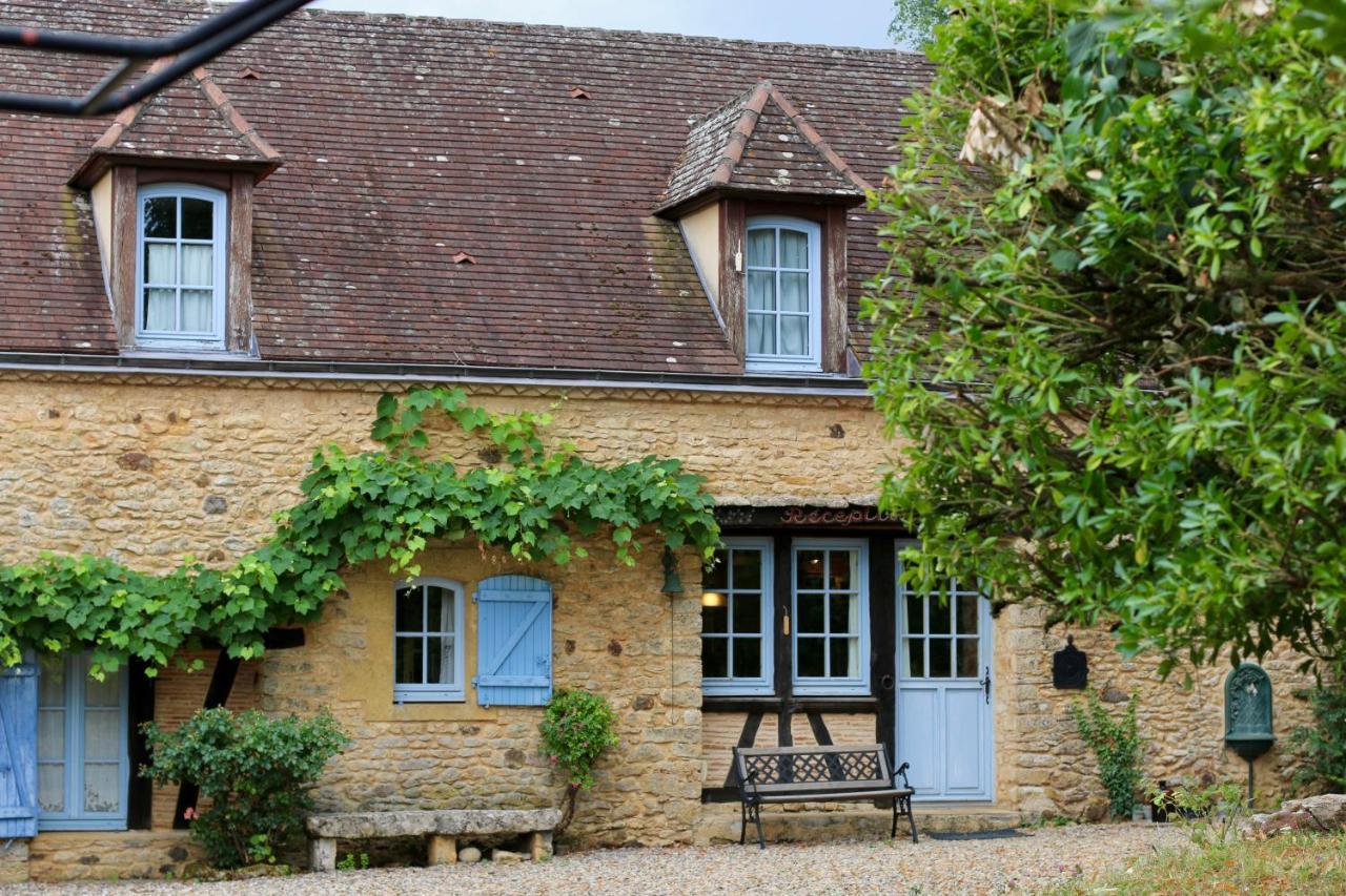 Вилла Les Perroutis Saint-Alvere Экстерьер фото