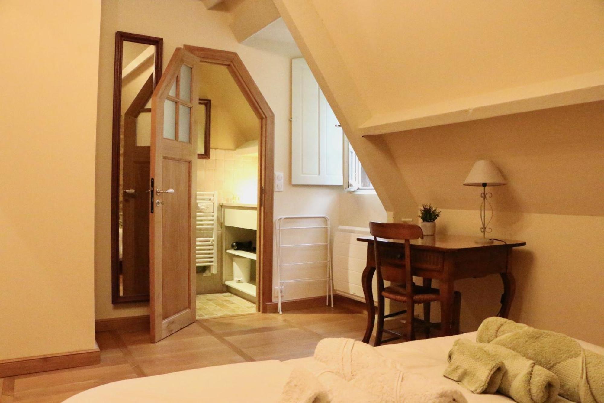 Вилла Les Perroutis Saint-Alvere Экстерьер фото