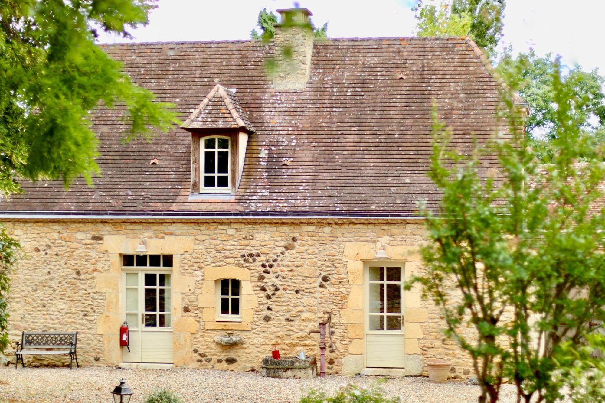Вилла Les Perroutis Saint-Alvere Экстерьер фото