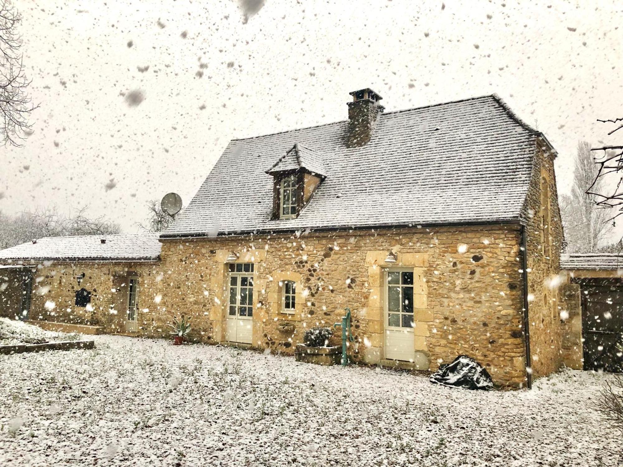 Вилла Les Perroutis Saint-Alvere Экстерьер фото