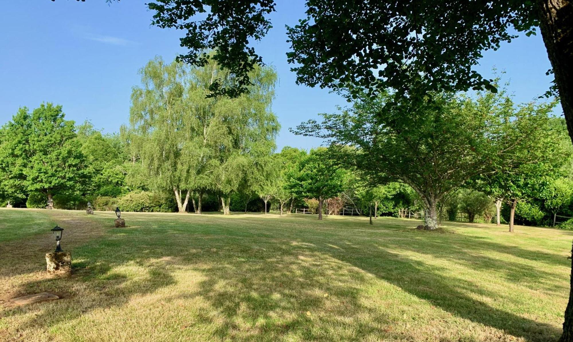 Вилла Les Perroutis Saint-Alvere Экстерьер фото