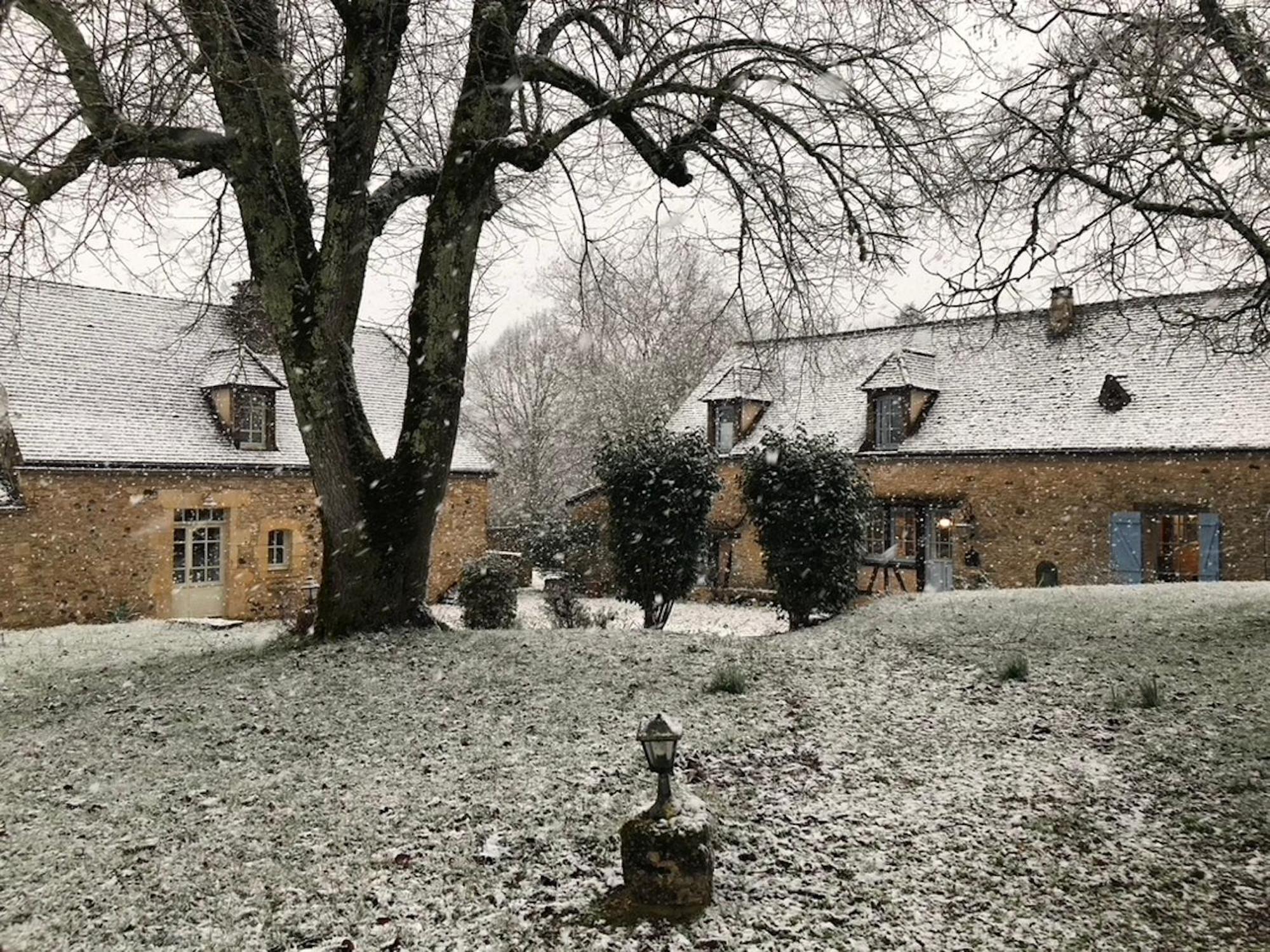 Вилла Les Perroutis Saint-Alvere Экстерьер фото